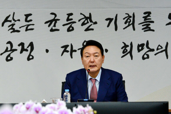윤석열 대통령 당선자가 29일 충북 음성군 한국고용정보원을 방문, 인사말을 하고 있다. 공동취재사진