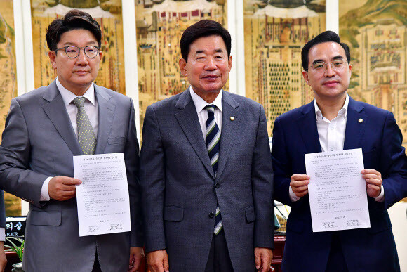 권성동 국민의힘 대표 직무대행 겸 원내대표와 박홍근 더불어민주당 원내대표가 18일 국회에서 김진표 국회의장 주재로 열린 회동에서 ‘민생경제안정특별위원회’ 구성 결의안 처리 합의문을 들어 보이고 있다. 공동취재사진