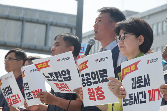 양경수 민주노총 위원장이 3일 오전 서울 용산구 전쟁기념관 앞에서 열린 ‘노동·민생·민주·평화 파괴 윤석열 정권 퇴진 총파업 기자회견’에서 발언하고 있다. 김혜윤 기자 unique@hani.co.kr