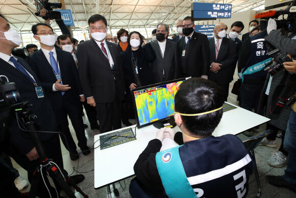 13일 오전 주한외교단이 인천국제공항 1터미널 3층 2단계 발열체크 현장을 방문해 출입국 검역 절차에 대한 설명을 듣고 있다. 연합뉴스