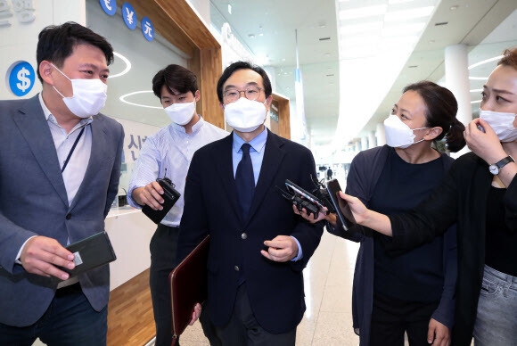 이도훈 외교부 한반도평화교섭본부장이 20일 오후 인천국제공항 제2여객터미널을 통해 귀국한 뒤 취재진의 질문을 받고 있다.인천공항/연합