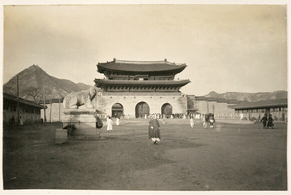 독일인 헤르만 산더가 소장했던 1906~1907년 서울 광화문 일대 사진. 월대 앞 원래 자리에 놓였던 서쪽 해치상이 보인다.