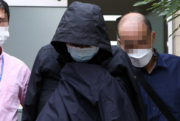 부산 해운대에서 대마초를 피운 뒤 질주해 7중 추돌사고를 낸 운전자가 18일 부산지법 동부지원에서 구속 전 피의자 심문을 받고 난뒤 경찰서로 호송되고 있다. 연합뉴스