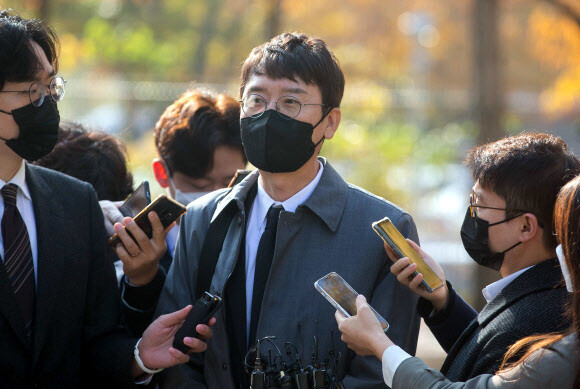 이른바 ‘고발 사주’ 의혹 사건과 관련해 정치권 창구로 지목된 국민의힘 김웅 의원이 3일 오전 조사를 받기 위해 정부과천청사 고위공직자범죄수사처로 들어서며 취재진의 질문에 답하고 있다. 연합뉴스