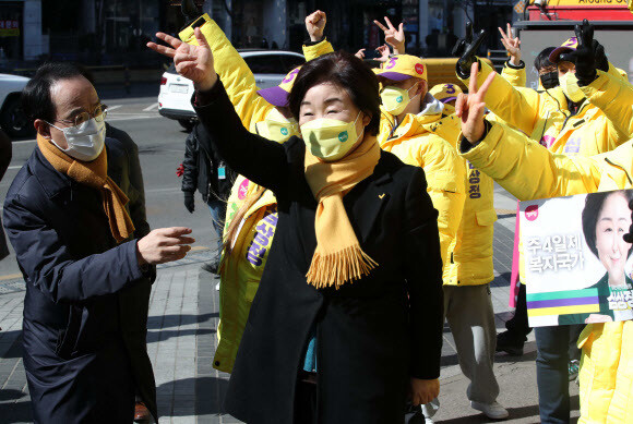 정의당 심상정 대선후보가 20일 서울 강남구 메가박스시티 앞에서 열린 서울 집중유세에서 선거운동원과 함께 율동하고 있다. 연합뉴스