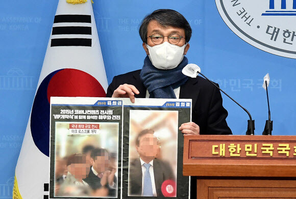 김의겸 열린민주당 의원이 23일 서울 여의도 국회 소통관에서 기자회견을 열고 건진 법사가 2015년 예술의전당에서 코바나컨텐츠가 주관한 ‘마크 로스코'전의 브이아이피(VIP)개막식 행사에 참석했다는 관련 사진과 영상을 공개하고 있다. 공동취재사진