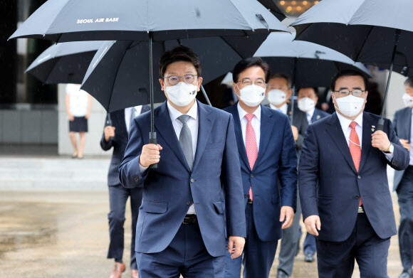 권성동 국민의힘 원내대표가 27일 성남 서울공항에서 북대서양조약기구(나토) 정상회의 참석을 위해 출국하는 윤석열 대통령을 환송하기 위해 대기하고 있다. 대통령실사진기자단