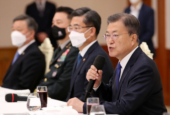 문재인 대통령이 29일 청와대 본관에서 열린 군 주요 직위자 격려 오찬 간담회에서 발언하고 있다. 연합뉴스