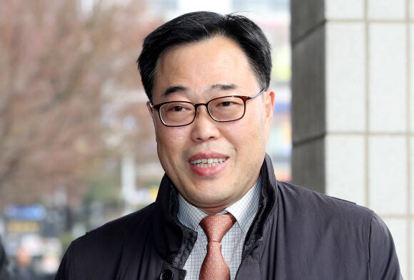 ‘5000만원 셀프기부’ 혐의를 받는 김기식 전 금감원장이 13일 오전 서울남부지법에서 열린 1심 선고 공판에 출석하고 있다. 연합뉴스.