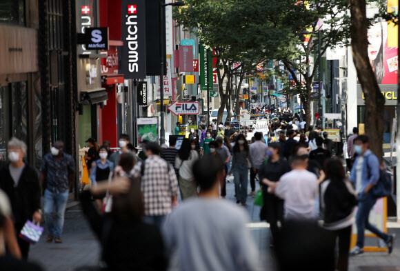 지난 20일 서울 명동 거리에서 시민들이 이동하고 있다. 연합뉴스