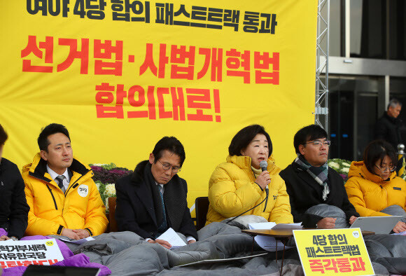 16일 오전 국회 본청 앞 농성장에서 열린 정의당 상무위원회에서 정의당 대표가 선거제 협상과 관련해 민주당의 결정에 대해 비판하고 있다. 연합뉴스.