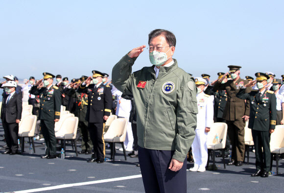 문재인 대통령이 1일 경북 포항 영일만 해상 마라도함에서 열린 제73주년 국군의 날 기념식에서 경례하고 있다. 연합뉴스