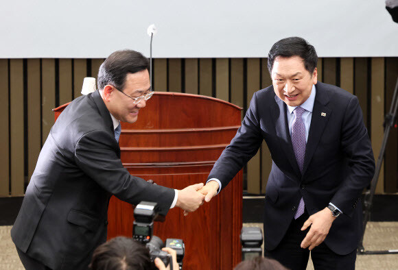 김기현 국민의힘 대표가 지난 10일 오전 국회에서 열린 정책 의원총회에서 인사말을 마친 뒤 주호영 원내대표와 악수하고 있다. 연합뉴스