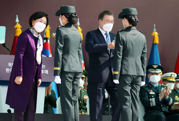 문 대통령, 국군간호사관학교 졸업식 첫 참석
