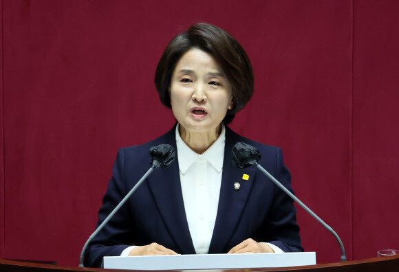 이은주 정의당 원내대표가 24일 오후 국회 본회의에서 비교섭단체 대표연설을 하고 있다. 연합뉴스