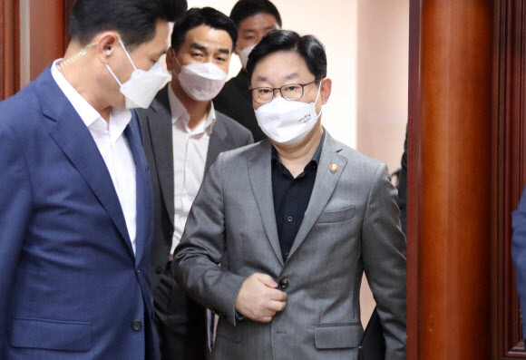 박범계 법무부 장관이 19일 정부서울청사에서 열린 국정현안점검조정회의에 참석하고 있다. 연합뉴스