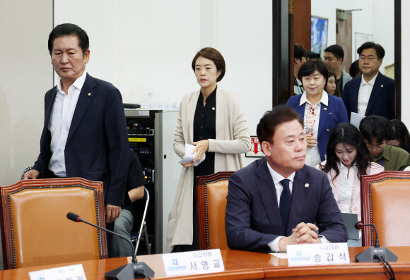 25일 국회에서 열린 더불어민주당 최고위원회의에 정청래·고민정 최고위원 등이 입장하고 있다. 앉아있는 이는 송갑석 최고위원. 연합뉴스