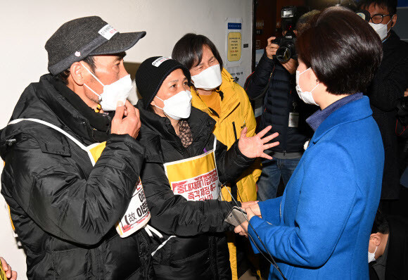 여당 법사위 간사인 백혜련 민주당 의원이 29일 오전 국회에서 열린 법사위 법안심사제1소위원회에 참석하며 중대재해기업처벌법 제정을 촉구하는 정의당 강은미 원내대표, 김미숙 김용균재단 이사장, 이한빛 피디 아버지 이용관씨와 이야기를 나누고 있다. 연합뉴스