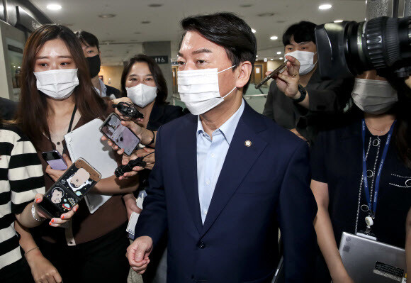 안철수 국민의힘 의원이 9일 오전 국회에서 열린 위기를 넘어 미래로, 민·당·정 토론회 ‘청년세대를 위한 연금개혁 방향’에 참석하고 있다. 공동취재사진