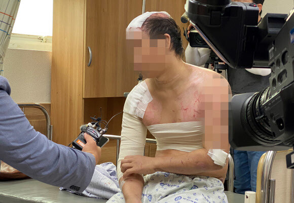 중학교 후배와 그의 여자친구로부터 수개월 동안 가혹행위를 당한 피해자가 17일 낮 전남 무안군 한 종합병원병실에서 기자들에게 참혹했던 경험을 증언하고 있다. &lt;연합뉴스&gt;