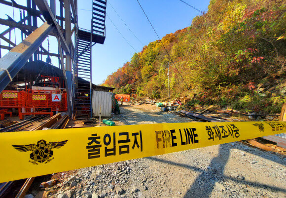 지난 26일 오후 6시께 봉화군 재산면 갈산리의 아연 광산에서 채굴 작업을 하던 인부 2명이 매몰돼 소방당국이 구조작업을 벌이고 있다. 연합뉴스