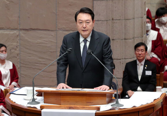 윤석열 대통령이 9일 서울 중구 영락교회에서 열린 부활절 연합예배에서 축사하고 있다. 연합뉴스