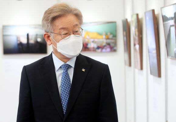 이재명 경기지사가 28일 경기도 수원시 경기아트센터에서 열린 ‘미얀마의 봄 두 번째 이야기-평화사진전' 개막식에서 전시된 사진을 관람하고 있다. 연합뉴스