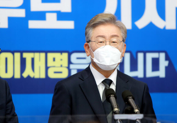 더불어민주당 대선 주자인 이재명 경기지사가 1일 전북도의회에서 열린 기자간담회에서 취재진 질문을 받고 있다. 연합뉴스