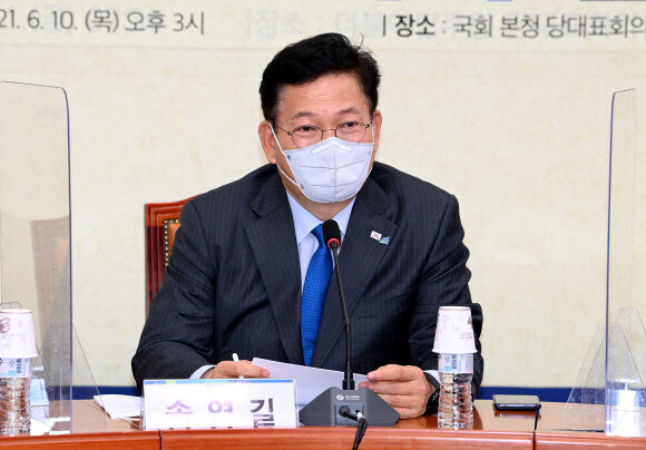 더불어민주당 송영길 대표가 10일 오후 서울 여의도 국회에서 열린 시도지사 간담회에서 발언하고 있다. 연합뉴스 더불어민주당 송영길 대표가 10일 오후 서울 여의도 국회에서 열린 시도지사 간담회에서 발언하고 있다. 연합뉴스