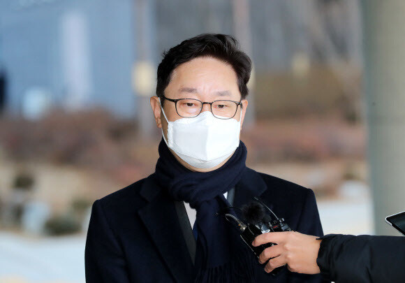 6일 박범계 법무부 장관 후보자가 출근길에 취재진 질문에 답변하고 있다. 연합뉴스