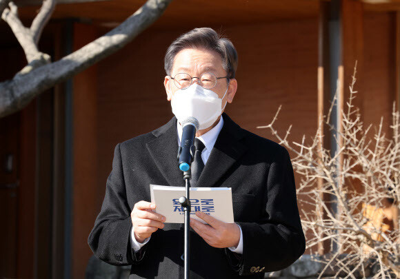 이재명 더불어민주당 대선 후보는 6일 경남 김해 봉하마을에서 고 노무현 전 대통령 묘소를 참배한 뒤 “남부 수도권” 구상을 발표하고 있다. 연합뉴스