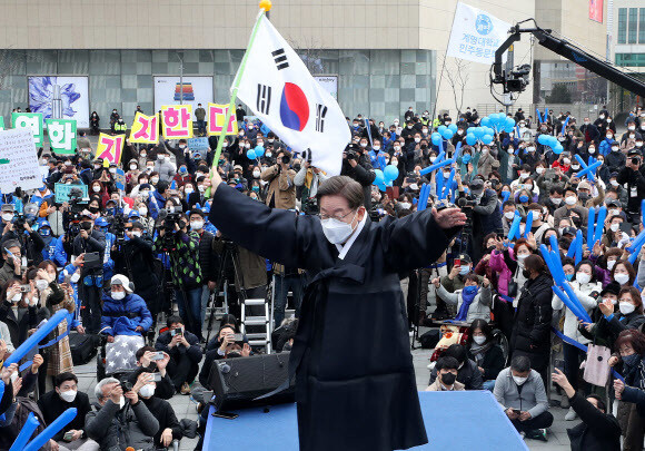 이재명 더불어민주당 대선후보가 지난 28일 대구시 동대구역 광장에서 열린 대구 유세에서 두루마기를 입고 태극기를 흔들고 있다. 공동취재사진