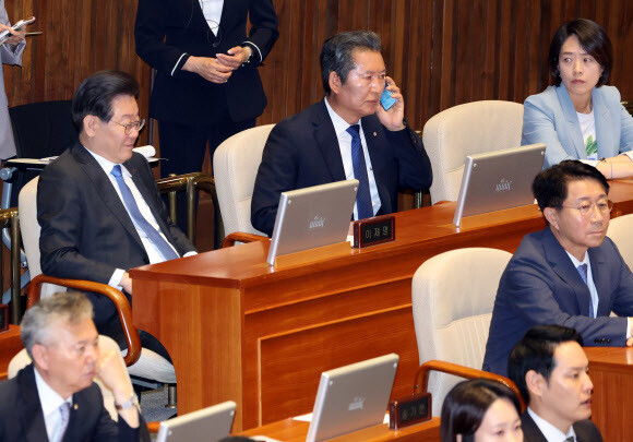 30일 국회 본회의에 이재명 민주당 대표, 정청래 민주당 최고위원 등이 참석하고 있다. 연합뉴스