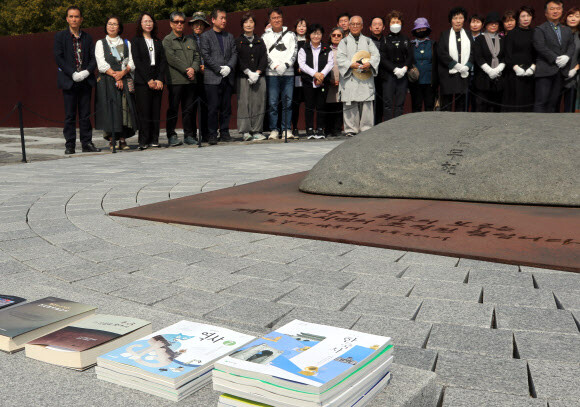 제주4·3범국민위원회, 노무현재단 제주위원회, 평화통일교육문화센터, 보리아트연구소가 제주 4·3 75주년과 노무현 전 대통령 사과 20주년을 맞아 1일 오후 경남 김해시 진영읍 봉하마을 노무현 전 대통령 묘역에서 4.3 추념식을 거행했다. 연합뉴스