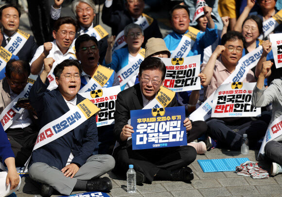 이재명 더불어민주당 대표가 3일 부산 부산진구 서면에서 열린 ‘후쿠시마 원전 오염수 방류 반대 영남권 규탄대회’에 참석해 구호를 외치고 있다. 연합뉴스