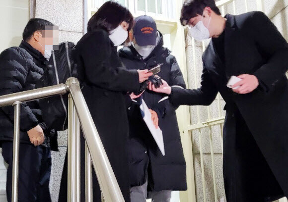 계양전기에서 회삿돈 246억원을 횡령한 30대 직원 김아무개씨가 지난 2월25일 오전 검찰에 송치되고 있다. 연합뉴스