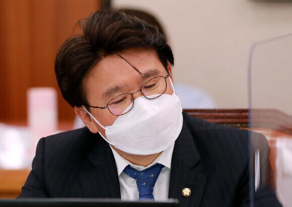 황운하 더불어민주당 의원이 지난해 4월28일 서울 여의도 국회에서 열린 산업통상자원중소벤처기업위원회 전체회의에 참석해 있는 모습. 연합뉴스