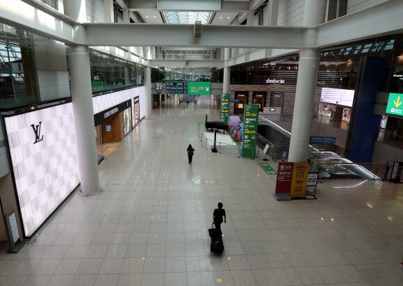 5일 인천국제공항 1터미널 면세구역이 한산한 보이고 있다. 연합뉴스