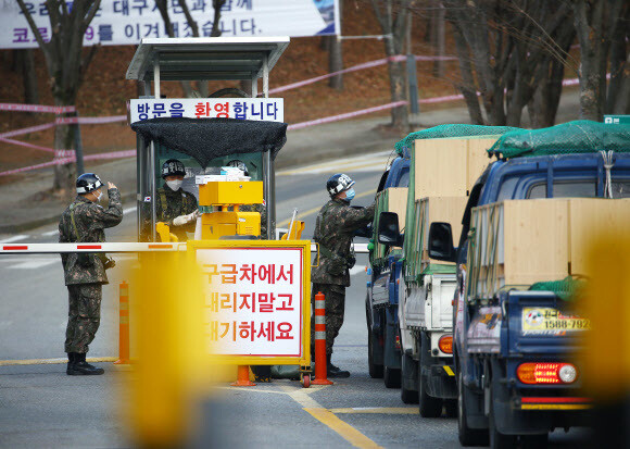 3일 오전 경북 경산시 하양읍 국군대구병원 정문에 공사 및 자재를 실은 차량이 길게 줄지어 서 있다. 대구·경북 지역에 코로나19 확진자가 늘어나며 국군대구병원은 국가 감염병 전담병원으로 지정됐다. 국군대구병원은 현재 운용 중인 98병상을 303개로 늘리는 공사를 진행 중이며 오는 5일부터 확진자를 받을 계획이다. 연합뉴스 3일 오전 경북 경산시 하양읍 국군대구병원 정문에 공사 및 자재를 실은 차량이 길게 줄지어 서 있다. 대구·경북 지역에 코로나19 확진자가 늘어나며 국군대구병원은 국가 감염병 전담병원으로 지정됐다. 국군대구병원은 현재 운용 중인 98병상을 303개로 늘리는 공사를 진행 중이며 오는 5일부터 확진자를 받을 계획이다. 연합뉴스