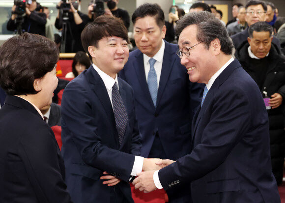 신당 창당을 추진 중인 이준석 전 국민의힘 대표(왼쪽 두번째)와 이낙연 전 국무총리(오른쪽)가 9일 국회 의원회관에서 열린 양향자 한국의희망 대표 출판기념회에서 인사하고 있다. 연합뉴스