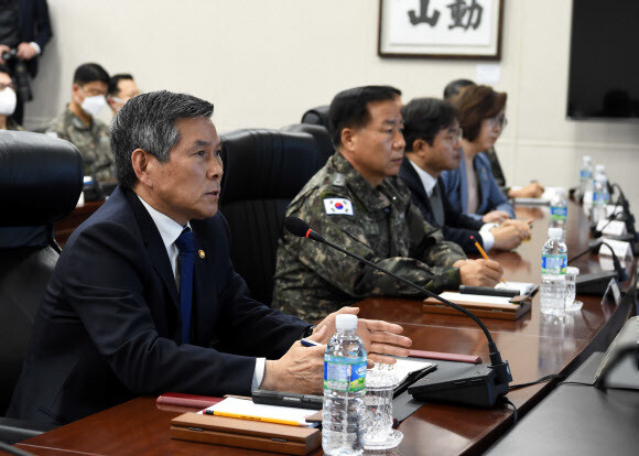 정경두 국방부 장관이 지난 11일 잠수함사령부 지휘통제실에서 해군 주요 작전지휘관들과 화상회의를 열어 코로나19 대응 지원상황과 군사대비태세를 점검하고 있다. 국방부 제공