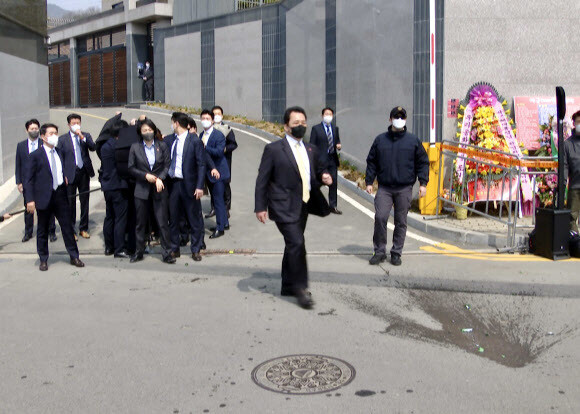 24일 낮 대구 달성군 유가읍 박근혜 전 대통령 집 앞에서 박 전 대통령이 대국민 메시지를 발표하던 중 소주병이 날아 들었다. 연합뉴스