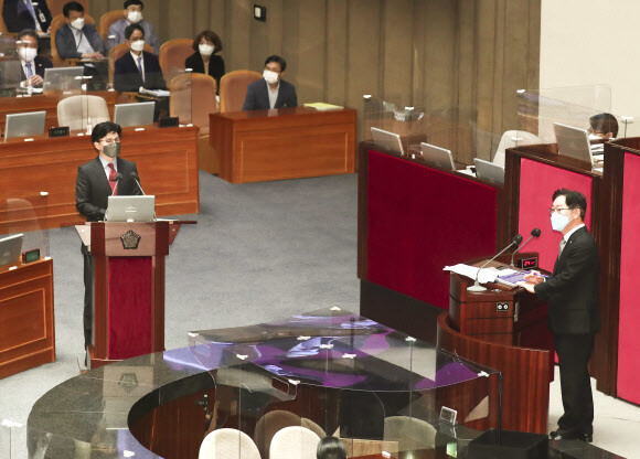 박범계 더불어민주당 의원이 25일 오후 국회에서 열린 정치·외교·통일·안보 분야 대정부질문에서 한동훈 법무부 장관에게 질문하고 있다. 공동취재사진