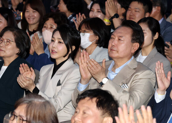 윤석열 대통령과 김건희 여사가 10일 오후 청와대 대정원에서 열린 ''청와대 개방 1주년 기념 특별음악회''에서 박수치고 있다. 연합뉴스