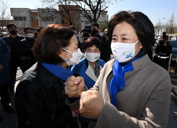 박영선 더불어민주당 서울시장 후보가 22일 서울 광진구 자양한양아파트 정문 앞에서 지지자들과 주먹인사를 나누고 있다. 연합뉴스