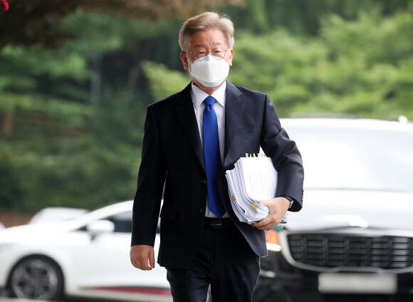 대선 출마 선언을 앞둔 이재명 경기지사가 30일 오전 경기도 수원시 경기도청으로 출근하고 있다. 연합뉴스