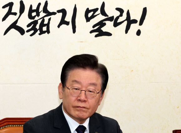 이재명 더불어민주당 대표가 22일 국회에서 열린 최고위원회의에서 자리에 앉아 있다. 연합뉴스