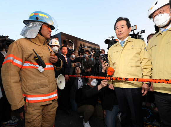 정세균 국무총리가 29일 오후 다수의 사상자가 발생한 경기도 이천시 모가면의 한 물류창고 공사장 화재 현장을 찾아 브리핑을 받고 있다. 연합뉴스