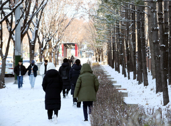 전국적으로 많은 눈이 내린 17일 오전 인천시 남동구 구월동 길가에서 시민들이 두꺼운 외투를 입고 걸어가고 있다. 연합뉴스