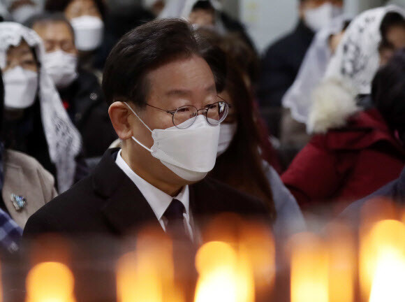 이재명 더불어민주당 대표가 성탄절인 25일 오전 인천시 계양구 박촌동성당에서 성탄 예배를 하고 있다. 연합뉴스